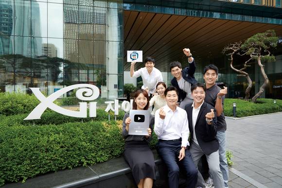 ▲김규화 GS건설 건축주택부문 대표(첫 줄 가운데)와 유튜브 채널 자이 TV에 출연했던 직원들이 유튜브 실버 버튼 달성 기념촬영을 하는 모습. (사진제공=GS건설)