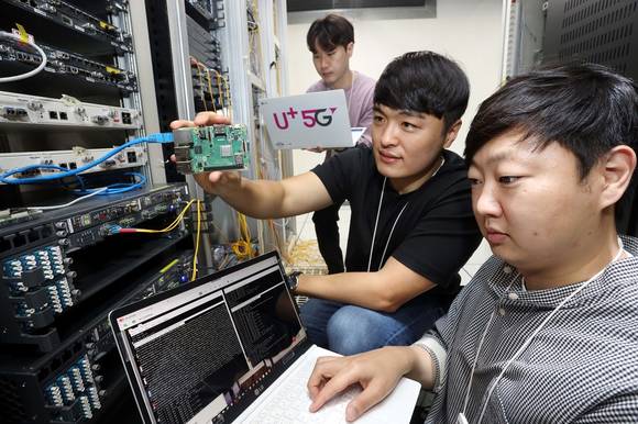 ▲LG유플러스는 서울대 산업수학센터, 크립토랩과 함께 양자내성암호 기술을 개발해 고객전용망장비에 적용했다고 10일 밝혔다. LG유플러스 마곡사옥에서 직원들이 양자내성암호 기술이 적용된 모듈을 들고 있는 모습 / 사진=LG유플러스