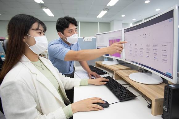 ▲국내 팹리스 업체 가온칩스 직원과 삼성전자 임직원이 ‘통합 클라우드 설계 플랫폼’으로 칩 설계를 진행하고 있다. / 사진=삼성전자