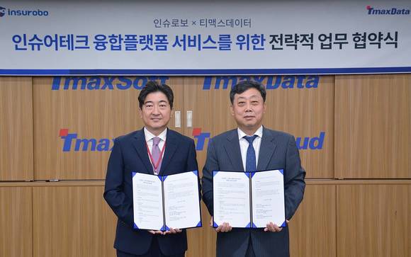 ▲이희상 티맥스데이터 대표(오른쪽)와 서민 인슈로보 대표가 인슈어테크 융합플랫폼 서비스를 위한 전략적 업무협약을 맺은 뒤 기념촬영을 하고 있다. / 사진=티맥스데이터