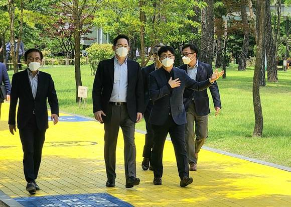 ▲이재용 삼성전자 부회장이 19일 삼성전자 반도체 미래전략과 사업장 환경안전 로드맵을 점검하기 위해 경기도 화성 반도체 연구소를 방문해 현장을 둘러보고 있다. / 사진=삼성전자