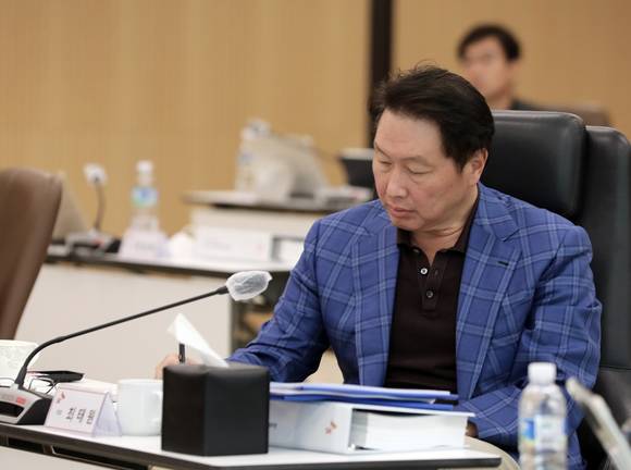 ▲최태원 SK그룹 회장이 23일 경기도 이천 SKMS연구소에서 열린 ‘2020 확대경영회의’에 참석해 기업가치 제고방안에 관한 발표를 경청하면서 자료를 살펴보고 있다. / 사진=SK