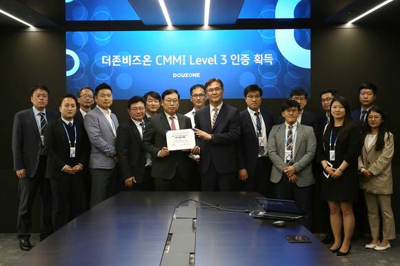 ▲더존비즈온은 국제적으로 공인된 SW 품질관리 인증인 CMMI 레벨 3 인증을 획득했다. / 사진=더존비즈온