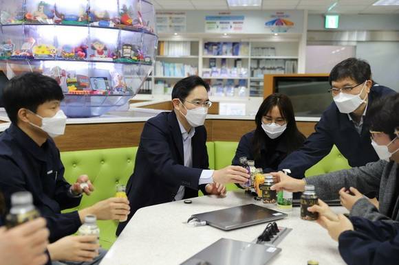 ▲이재용 부회장이 3월 3일 삼성전자 구미사업장에서 스마트폰 생산공장을 점검한 뒤 생산라인에서 근무하는 직원들과 차담회를 갖고 있다. / 사진=삼성전자