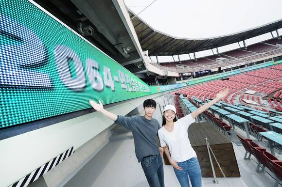 ▲모델이 경기도 수원시에 위치한 ‘수원KT위즈파크’에서 ‘LG LED 사이니지’를 활용한 330m 길이의 리본보드(띠전광판)를 소개하고 있다. / 사진=LG전자