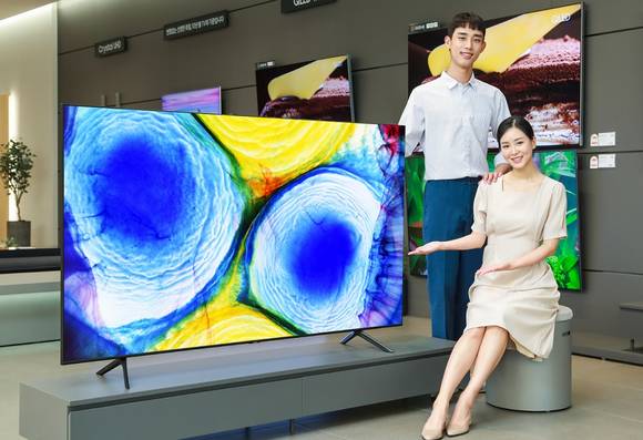 ▲삼성전자 모델이 삼성디지털프라자 강남본점에서 에너지 소비효율 1등급을 받은 QLED TV를 소개하고 있다. / 사진=삼성전자