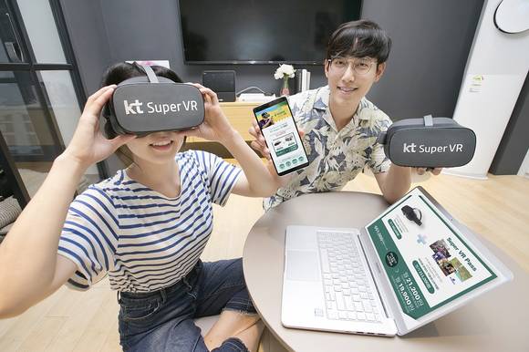 ▲KT 직원들이 슈퍼 VR 장기 렌탈 상품을 소개하고 있다. / 사진=KT