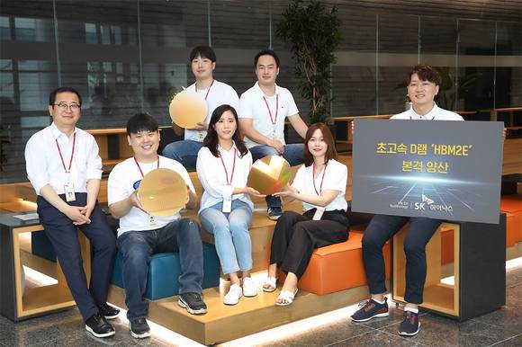 ▲SK하이닉스 HBM2E D램 본격 양산의 주역들 / 사진=SK하이닉스