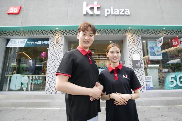 ▲KT그룹이 ‘2020년 한국서비스대상’ 통신·인터넷 부문에서 5년 연속 종합대상을 수상했다. KT 플라자 직원이 KT 매장을 소개하고 있다. / 사진=KT