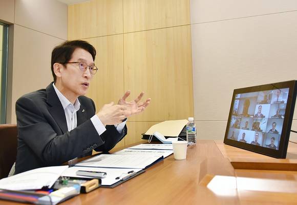 ▲신창재 교보생명 회장이 3일 광화문 교보생명 본사에서 비대면 화상회의 방식으로 ‘2020년 하반기 출발 전략회의’를 진행하고 있다. / 사진=교보생명