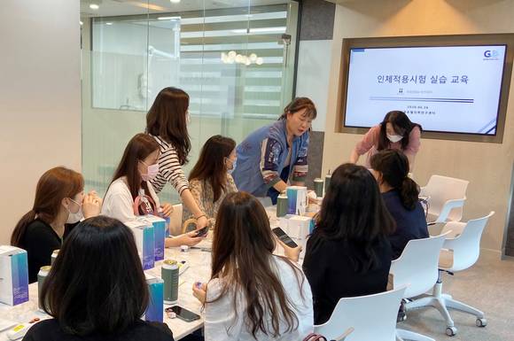 ▲롯데홈쇼핑이 운영하는 '인재사관학교'의 대상자로 선정된 직원들이 해당 업무에 대한 실습 교육을 받고 있다. / 사진=롯데홈쇼핑