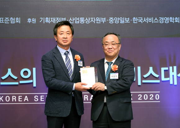 ▲백정완 대우건설 주택건축사업본부장(왼쪽)이 '2020 한국서비스대상 시상식'에서 아파트부문 종합대상 수상 기념촬영을 하는 모습 / 사진=대우건설