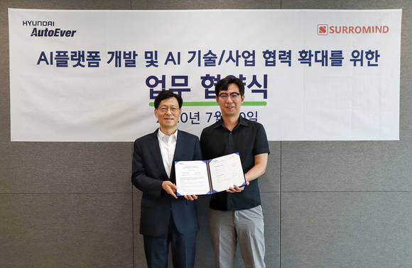 ▲오일석 현대오토에버 대표(왼쪽)와 장하영 써로마인드 대표가 업무협약식에서 기념촬영을 하고 있다. / 사진=현대오토에버