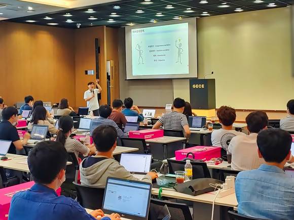 ▲LG유플러스는 디지털 트랜스포메이션 확산 추세에 맞춰 사내 구성원의 역량을 배양하기 위한 DX 교육 프로그램인 ‘드림 빅 데이터 과정’을 시작했다. 10일 오전 LG유플러스 직원들이 서울대에서 드림 빅 데이터 과정을 수강하고 있다. / 사진=LG유플러스