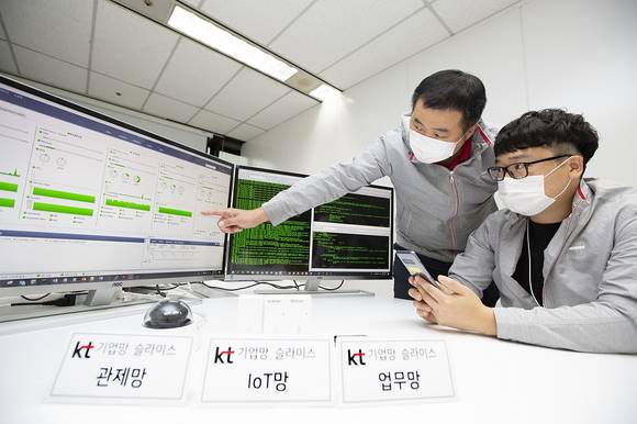 ▲KT는 ‘5G 기업망 슬라이스’ 기술을 개발하고 기술 검증을 성공적으로 마쳤다고 밝혔다. KT 연구원들이 5G 기업망 슬라이스 기술이 적용된 단말을 테스트하고 있다. / 사진=KT