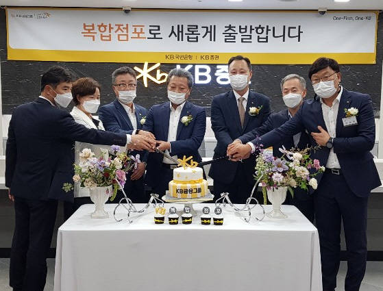 ▲KB금융그룹 노원PB센터 WM복합점포 개점식에서 KB국민은행 동북부지역영업그룹 정순학 대표(왼쪽 네 번째), KB증권 강북지역본부 윤만철 상무(다섯 번째)가 임직원과 함께 축하 케이크를 자르고 있다. / 사진=KB금융그룹