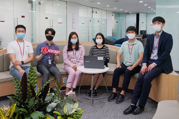 ▲자유로운 근무 복장을 착용한 롯데건설 임직원들 / 사진=롯데건설