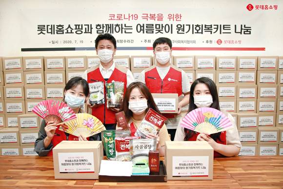 ▲롯데홈쇼핑이 초복을 맞아 보양식, 건강 부채 등 '원기회복 키트'를 비대면 방식으로 전달했다 / 사진=롯데홈쇼핑