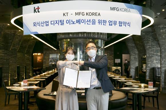 ▲17일 서울 종로구 매드포갈릭 광화문D타워점에서 진행된 ‘외식 플랫폼 디지털 혁신을 위한 업무협약식’에서 김채희 KT AI/빅데이터사업본부장(왼쪽)과 윤나라 엠에프지코리아 대표가 기념사진을 찍고 있다. / 사진=KT
