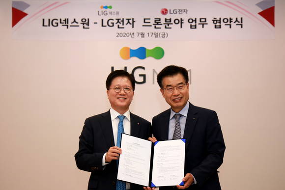 ▲이건혁 LIG넥스원 사업본부장(오른쪽)과 왕철민 LG전자 부품솔루션사업부장이 지난 17일 경기도 성남시 LIG넥스원 판교하우스에서 드론분야 업무협약을 체결한 뒤 기념촬영을 하고 있다. / 사진=LG전자