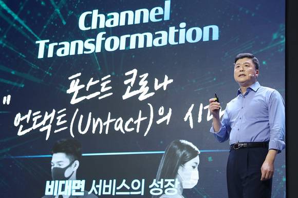 ▲권광석 우리은행장이 지난 17일 본점 비전홀에서 열린 ‘2020년 하반기 경영전략회의’에서 하반기 4대 중점 추진전략을 발표하고 있다. / 사진=우리은행