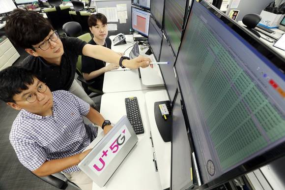 ▲LG유플러스는 5G 단독모드(SA) 상용화를 위해 이동통신 기지국과 코어장비에 이어 유선망 구간에서 활용 가능한 네트워크 슬라이싱 기능을 개발했다고 밝혔다. LG유플러스 직원들이 마곡 사옥에서 5G 네트워크 품질을 모니터링하고 있다. / 사진=LG유플러스