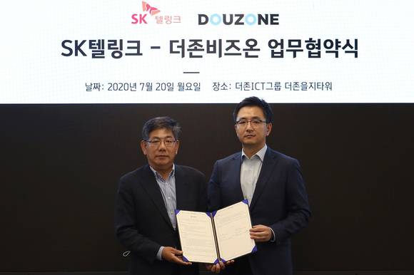 ▲송호철 더존비즈온 플랫폼사업부문 대표(오른쪽)와 양주혁 SK텔링크 본부장이 ‘기업고객 위하고 티 엣지 제공’에 관한 사업제휴 협약을 체결한 뒤 기념촬영을 하고 있다. / 사진=더존비즈온
