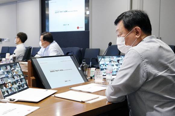 ▲신동빈 롯데그룹 회장이 7월 14일 서울 잠실 롯데월드타워에서 웨비나 형태로 진행된 ‘2020 하반기 VCM’에 참석해 발표를 듣고 있다. / 사진=롯데그룹