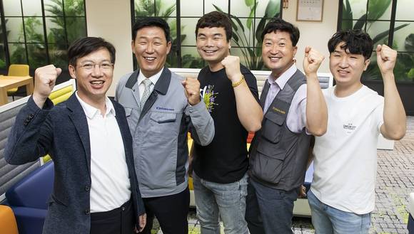 ▲(왼쪽부터) 김창한 삼성전자 DS부문 상생협력센터 전무와 류성목 화성엔지니어링 대표, 김정식 서강이엔씨 과장, 김도형 화성엔지니어링 전무, 김현석 서강이엔씨 사원 등 협력사 관계자들이 기념촬영을 하고 있다. / 사진=삼성전자
