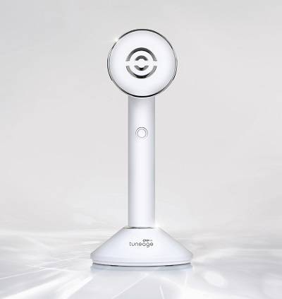 ▲LG생활건강 ‘CNP Rx 튠에이지’의 토털 스킨케어 LED 디바이스 ‘스마트 LED 트리플 엑스퍼트’ / 사진=LG생활건강