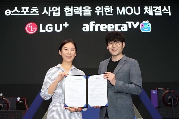 ▲LG유플러스와 아프리카TV가 양사의 서비스 플랫폼 개발과 게임방송 서비스 발굴을 위한 전략적 제휴를 체결했다. 사진은 지난달 27일 서울 잠실 핫식스 아프리카 콜로세움 경기장에서 채정원 아프리카TV 인터랙티브콘텐츠사업본부장(오른쪽)과 손민선 LG유플러스 클라우드서비스담당 상무가 ‘e스포츠 사업 협력을 위한 업무협약’을 체결하는 모습 / 사진=LG유플러스