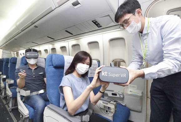 ▲KT는 진에어, 한진정보통신과 업무협약을 맺고 슈퍼VR을 기반으로 기내 VR 서비스 도입에 나선다. 사진은 기내에서 슈퍼 VR을 통해 실감미디어 콘텐츠를 즐기는 모습 / 사진=KT