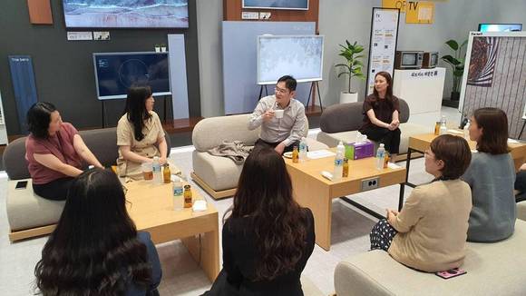 ▲이재용 부회장이 6일 삼성전자 수원사업장에서 여성 임직원들과 간담회를 갖고 코로나19 이후 직장 및 가정생활 변화, 여성 리더십 계발방안 등에 대한 의견을 나누고 있다. / 사진=삼성전자