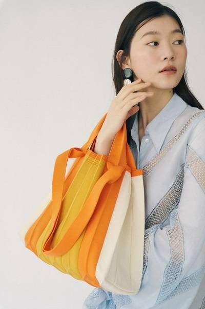 ▲친환경 가방 제조 스타트업인 플리츠마마가 효성티앤씨가 폐페트병을 이용해 만든 리사이클 섬유인 ‘리젠제주’로 만든 가방 / 사진=효성