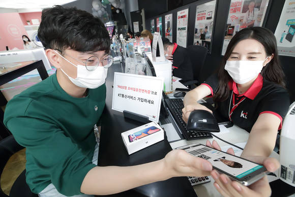 ▲새로운 스마트폰으로 기종을 변경하기 위해 방문고객이 패스 앱 모바일운전면허증을 제시하고 있다. / 사진=KT
