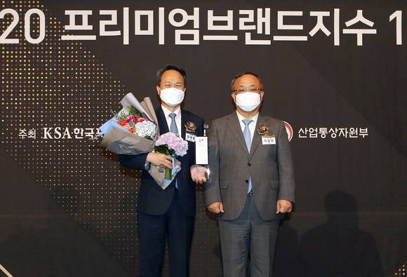 ▲진옥동 신한은행장(왼쪽)과 이상진 한국표준협회장이 20일 서울 중구 롯데호텔에서 열린 ‘제1회 대한민국 프리미엄브랜드 CEO 대상 수상식’에서 기념촬영을 하고 있다. / 사진=신한은행