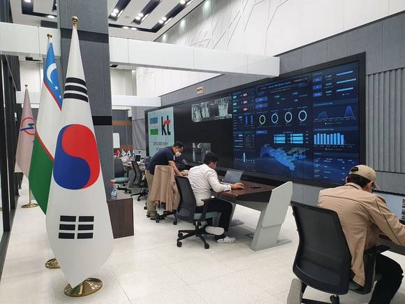 ▲우즈베키스탄 CAS 데이터센터 관제실에서 현지 전력회사 직원들이 에너지 플랫폼을 운용하고 있다. / 사진=KT