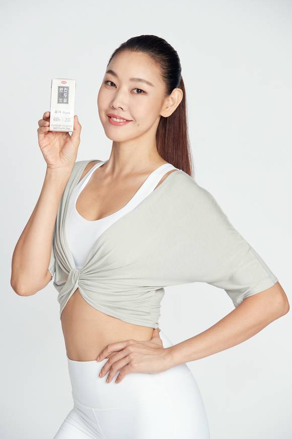 ▲모델 한혜진 씨가 완전두유 광고를 촬영하고 있다. / 사진=한미헬스케어