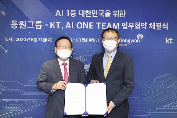 ▲구현모 KT 대표(오른쪽)과 박인구 동원그룹 부회장이 27일 서울 종로구 KT 광화문빌딩 이스트에서 열린 ‘대한민국 AI 1등 국가를 위한 업무협약식’에서 기념촬영을 하고 있다. / 사진=KT