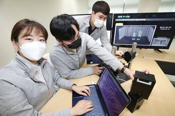 ▲KT 연구원들이 근거리 3D 라이다의 성능을 확인하고 있다. / 사진=KT