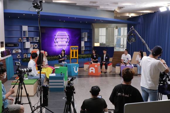 ▲‘SOVAC2020’이 다음달 1일 개막해 24일까지 온라인으로 열리는 가운데 방송인 허영지(앞줄 왼쪽 네 번째)와 대학생 패널들이 ‘1020 체인지 메이커가 뜬다’ 세션 제작을 하고 있다. / 사진=SOVAC사무국