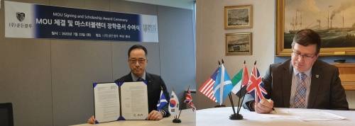 ▲김동욱 골든블루 대표(왼쪽)와 리차드 윌리엄 해리엇와트 대학교 부총장이 MOU체결서에 서명을 하고 기념촬영을 하는 모습 / 사진=골든블루