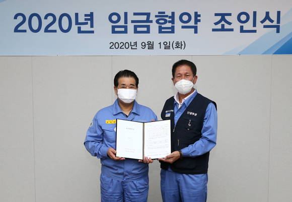 ▲장인화 포스코 대표이사 사장(왼쪽)과 김인철 포스코노동조합위원장이 '2020년 임금협약 조인식'에서 기념촬영을 하는 모습 / 사진=포스코
