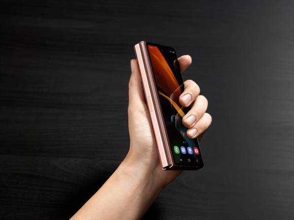 ▲삼성전자의 폴더블폰 ‘갤럭시 Z 폴드2’ / 사진=삼성전자