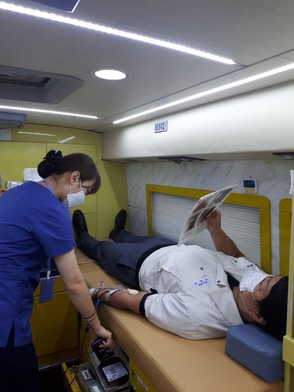 ▲헌혈중인 나주공장 임직원의 모습 / 사진=남양유업