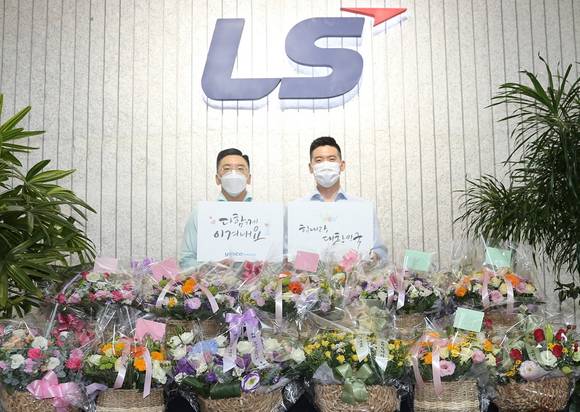 ▲구본혁 예스코홀딩스 부사장(왼쪽)과 구동휘 ㈜LS 전무가 7일 ‘플라워 버킷 챌린지’에 동참하고 기념촬영을 하고 있다. / 사진=LS그룹