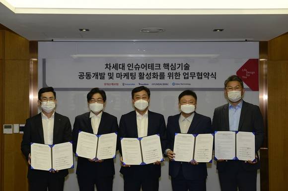 ▲(왼쪽부터) 롯데손해보험 최원진 대표, 인슈로보 서민 대표, 티맥스데이터 이희상 대표, 현대BS&C 노영주 대표, 에이치닥테크놀로지 한국지점 주용완 대표가 서울 중구 롯데손해보험 본사에서 ‘차세대 인슈어테크 핵심기술 공동개발 및 마케팅 활성화를 위한 업무협약’을 맺은 뒤 기념촬영을 하고 있다. / 사진=티맥스데이터