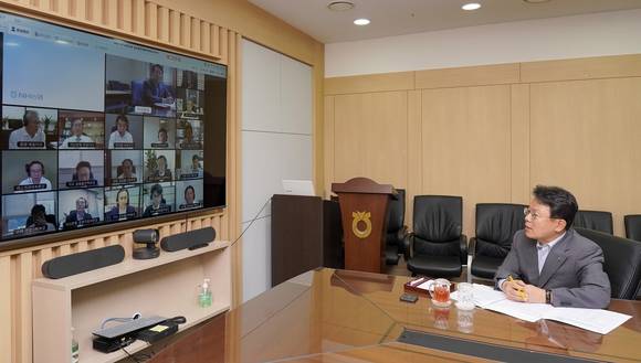 ▲김광수 농협금융 회장(오른쪽)이 17일 서울 중구 NH농협금융지주 본사 회의실에서 개최된 ‘2020년 제2차 농협금융 글로벌전략협의회’ 회의를 주재하고 있다. / 사진=NH농협금융지주