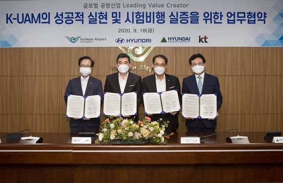 ▲(왼쪽부터) 전홍범 KT 부사장, 신재원 현대자동차 부사장, 백정선 인천국제공항공사 여객본부장, 서경석 현대건설 부사장이 K-UAM 사업협력을 위한 업무협약을 체결한 뒤 기념촬영을 하고 있다. / 사진=KT