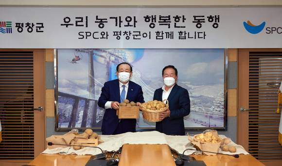 ▲(왼쪽부터) 황재복 SPC 대표이사, 한왕기 평창군수는 18일 감자 등 평창군의 농산물을 활용한 제품 개발·소비 활성화를 위한 MOU를 체결했다. / 사진=SPC그룹